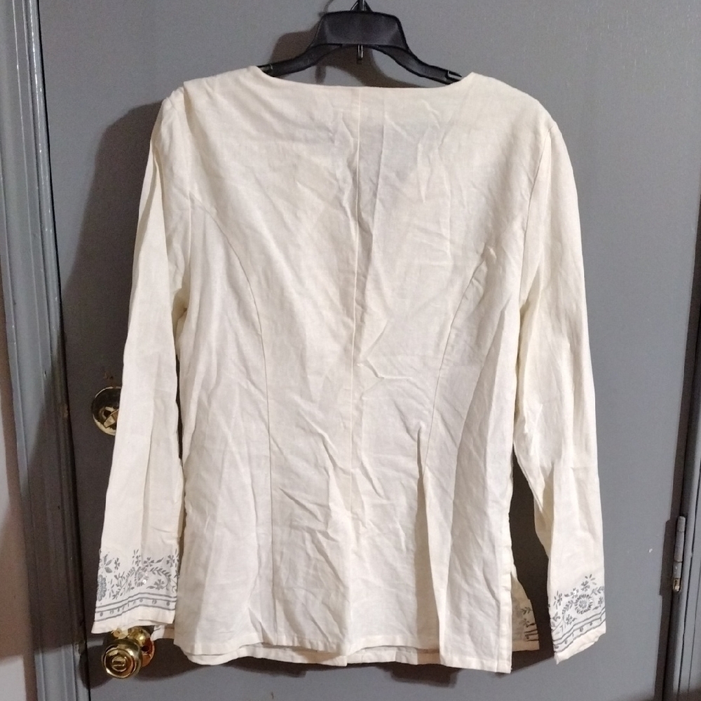 2/ 8 Dollars Sale Vibrant And Adorable Embossed Linen  Silver And Cream Blouse - Picture 5 of 5